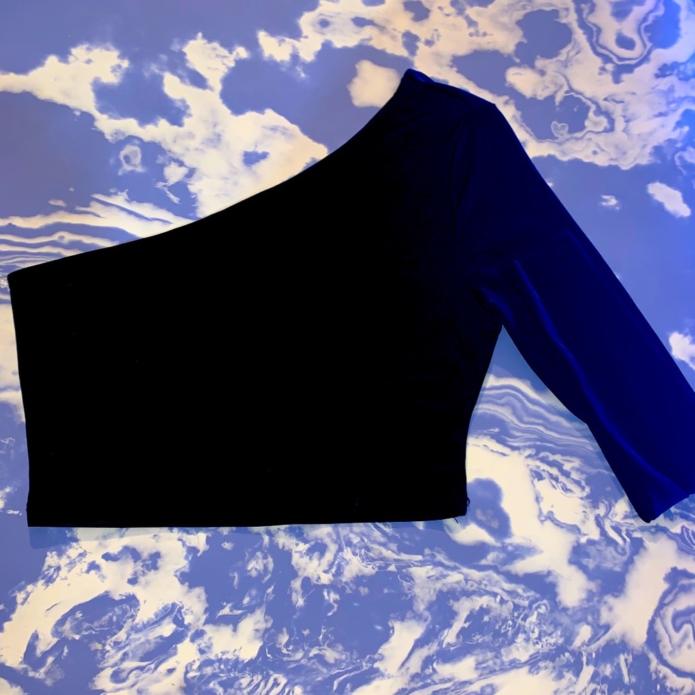 Black one shoulder long sleeve crop top